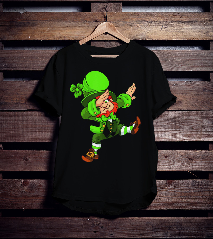 Funny Irish Dabbing Leprechaun With Green Hat And Shamrock T-Shirt