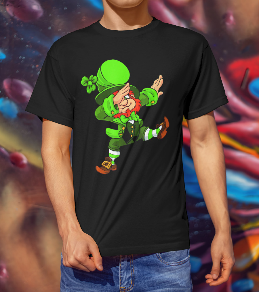 Funny Irish Dabbing Leprechaun With Green Hat And Shamrock T-Shirt