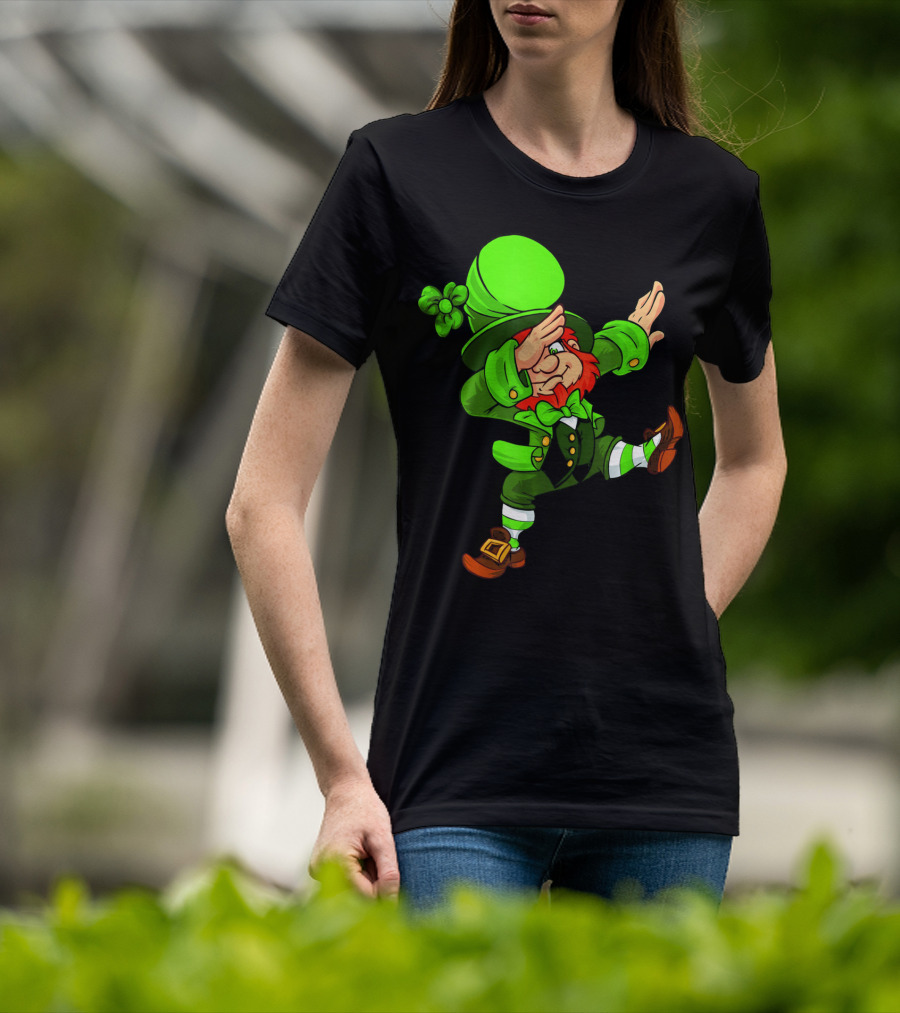 Funny Irish Dabbing Leprechaun With Green Hat And Shamrock T-Shirt