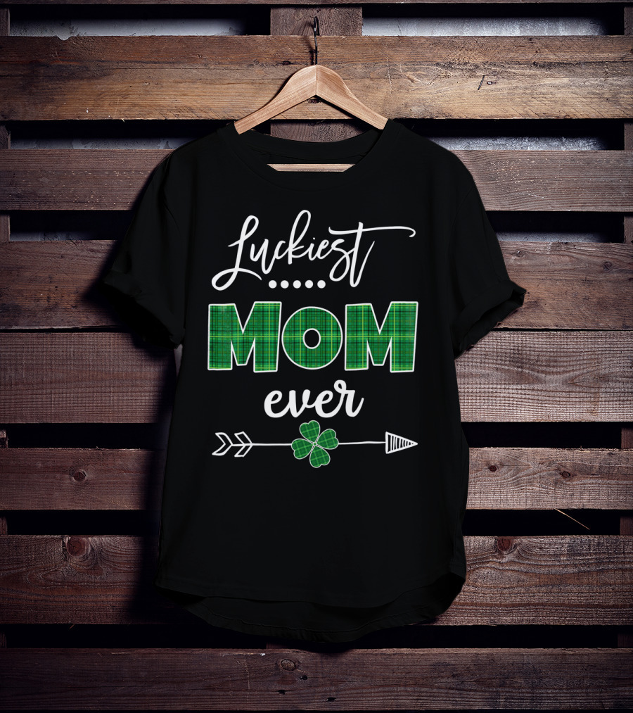 Luckiest Mom Ever St Patricks Day Four Leaf Clover Arrow T-Shirt