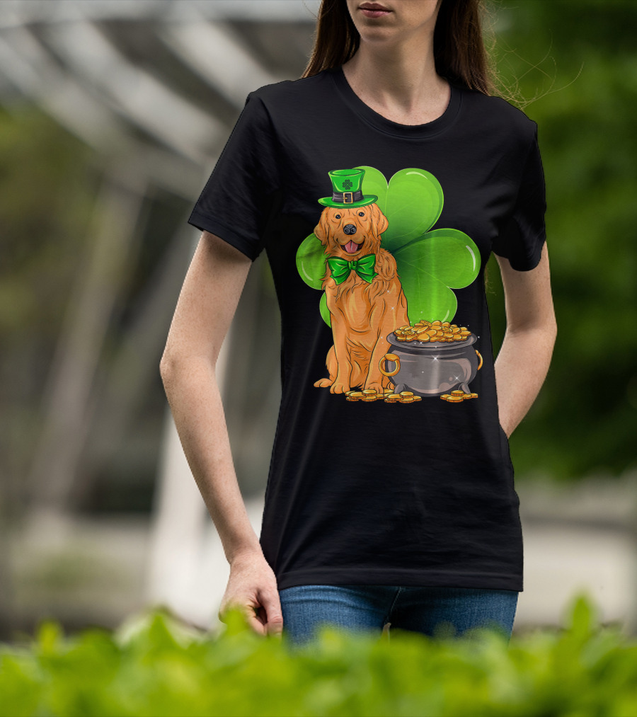 Golden Retriever St Patricks Day Leprechaun With Shamrock And Pot Of Gold T-Shirt