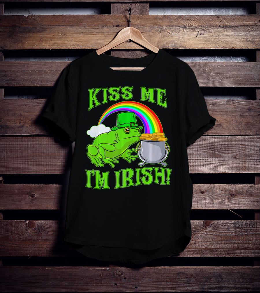 KISS ME I'M IRISH Frog With Rainbow And Pot Of Gold St Patricks Day T-Shirt