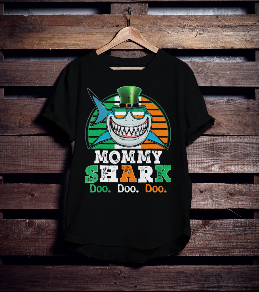 Mommy Shark Doo Doo Doo Funny St. Patrick's Day With Irish Colors And Leprechaun Hat T-Shirt