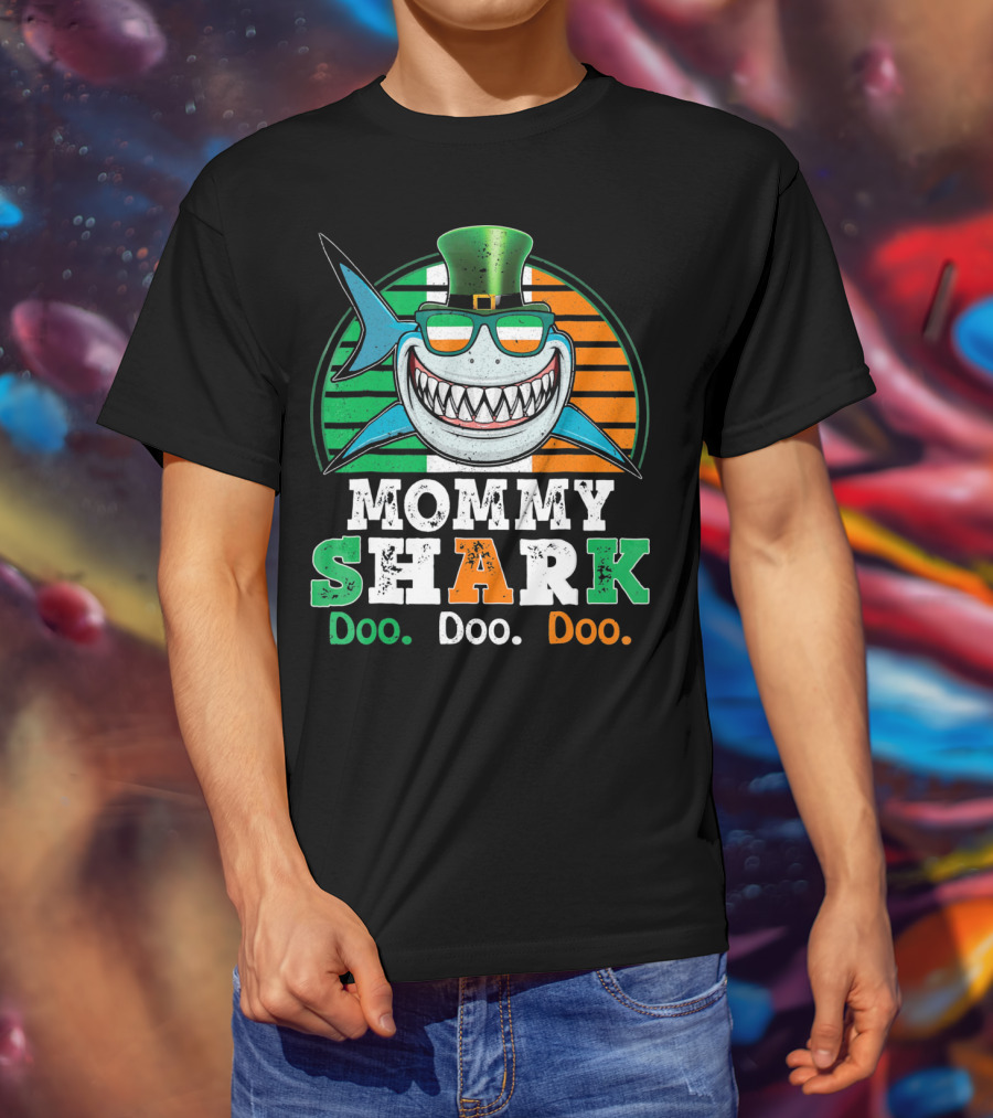Mommy Shark Doo Doo Doo Funny St. Patrick's Day With Irish Colors And Leprechaun Hat T-Shirt