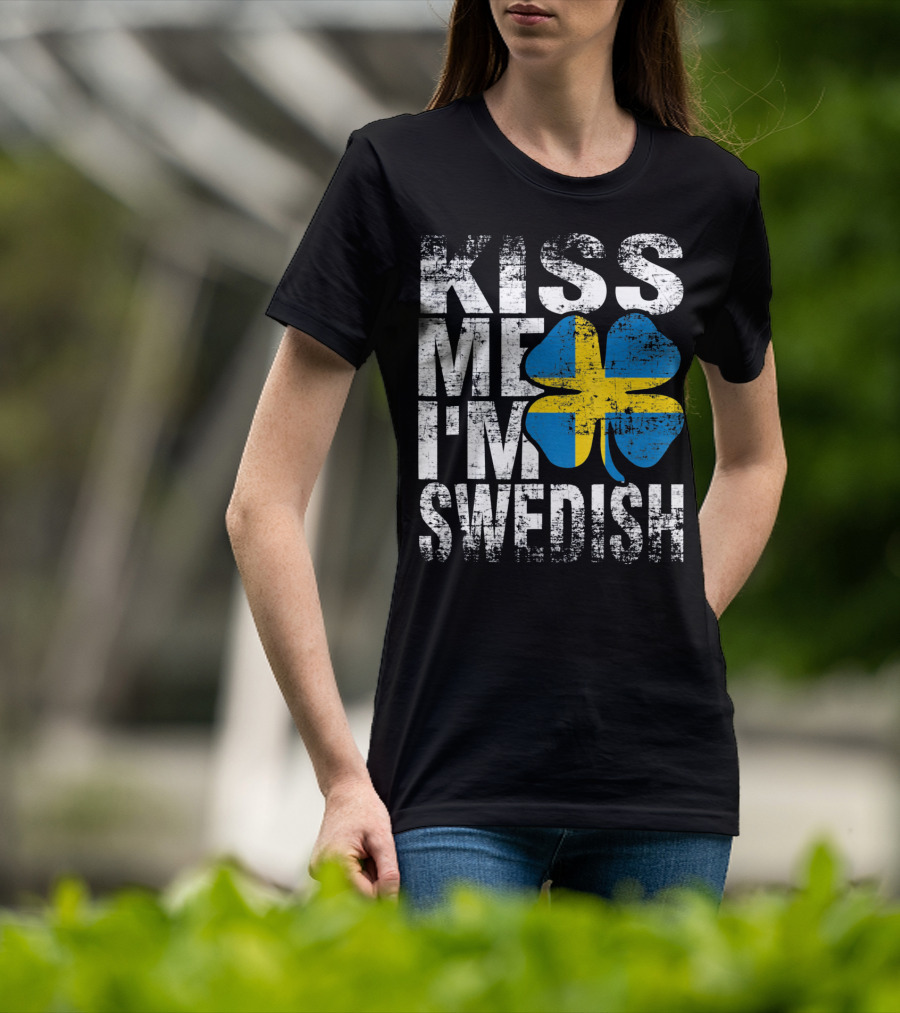 Kiss Me I'm Swedish St Patricks Day Shamrock Swedish Flag Motif T-Shirt