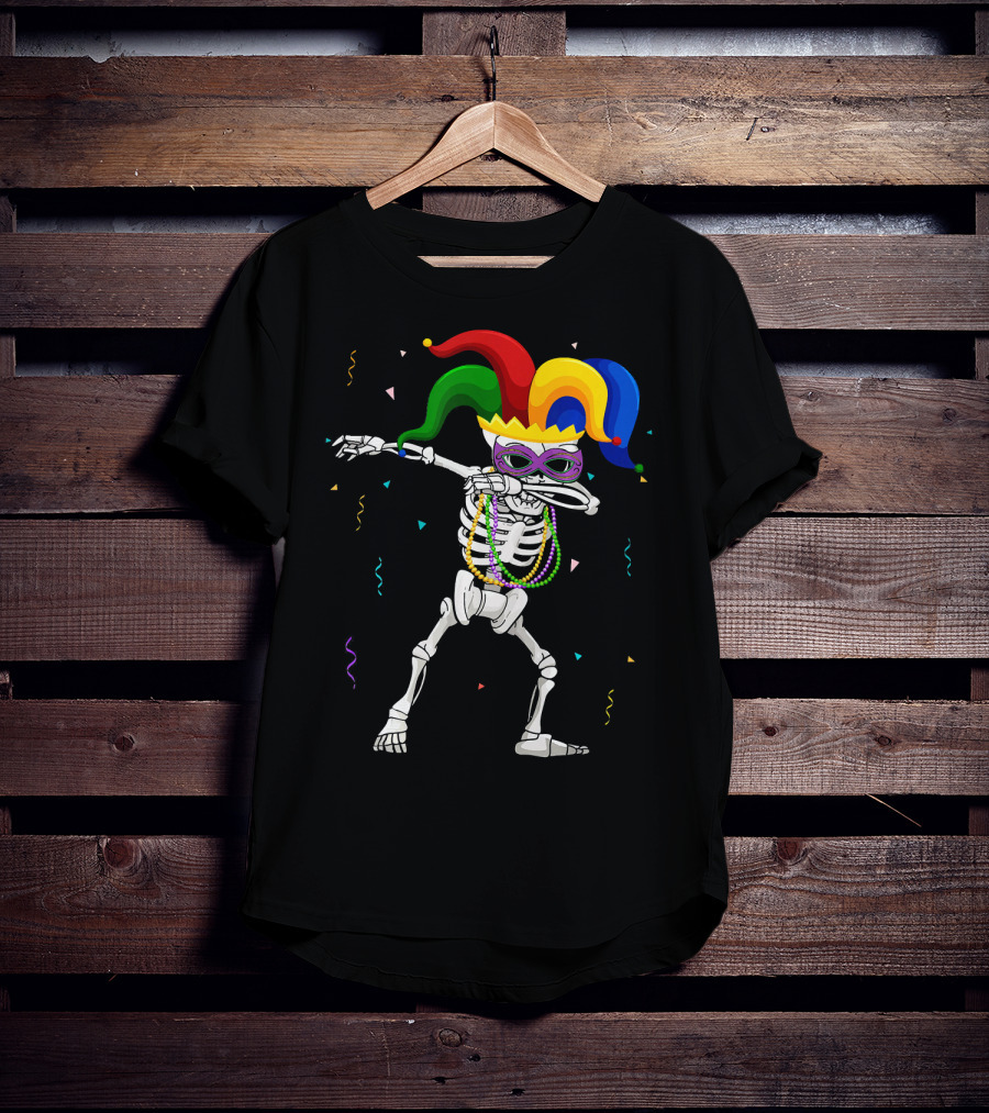 Skeleton Mardi Gras Jester Mask Dabbing With Beads And Confetti T-Shirt