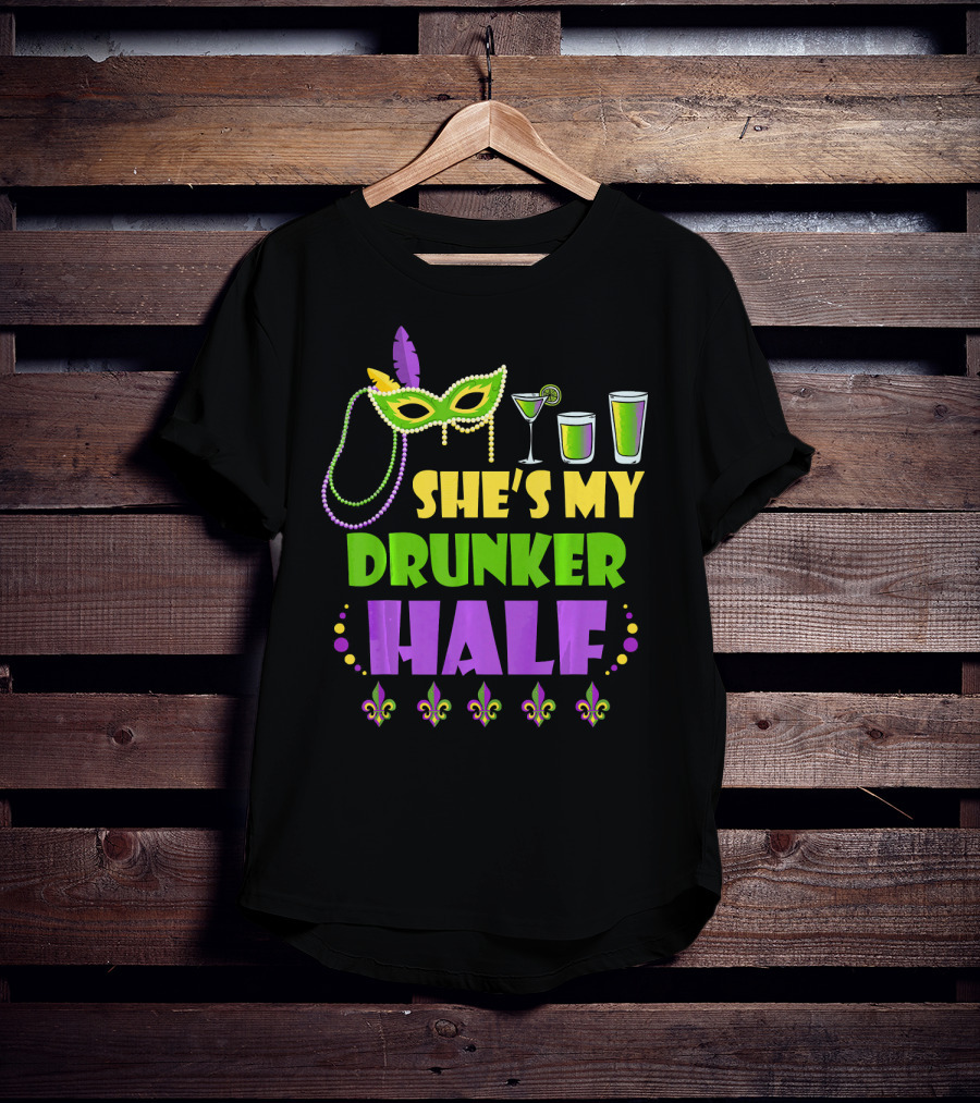She's My Drunker Half Mardi Gras Mask Beads Cocktails Fleur De Lis T-Shirt