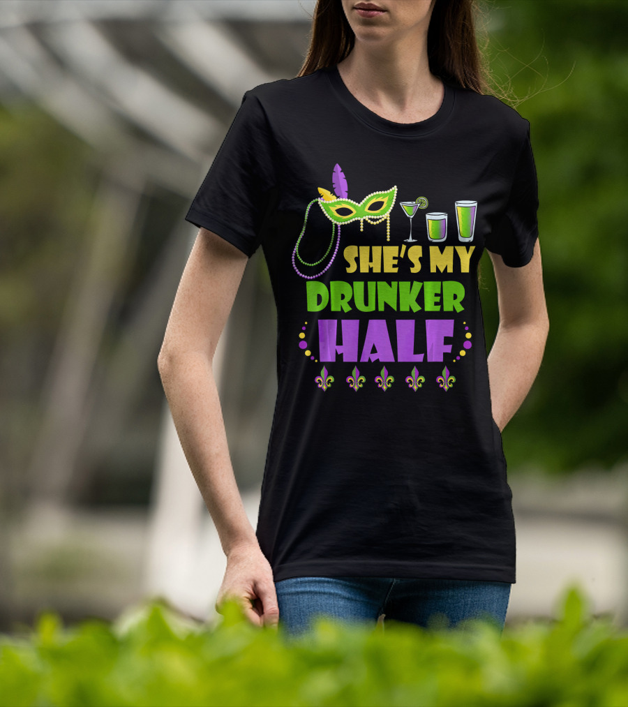 She's My Drunker Half Mardi Gras Mask Beads Cocktails Fleur De Lis T-Shirt