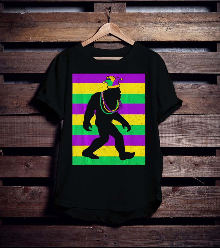 Bigfoot Sasquatch In Mardi Gras Jester Hat And Beads T-Shirt
