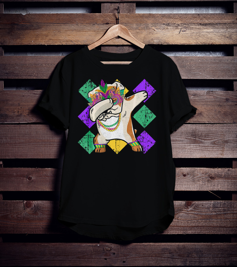 Funny BullDog Dabbing With Mardi Gras Mask And Beads On Colorful Diamond Background T-Shirt