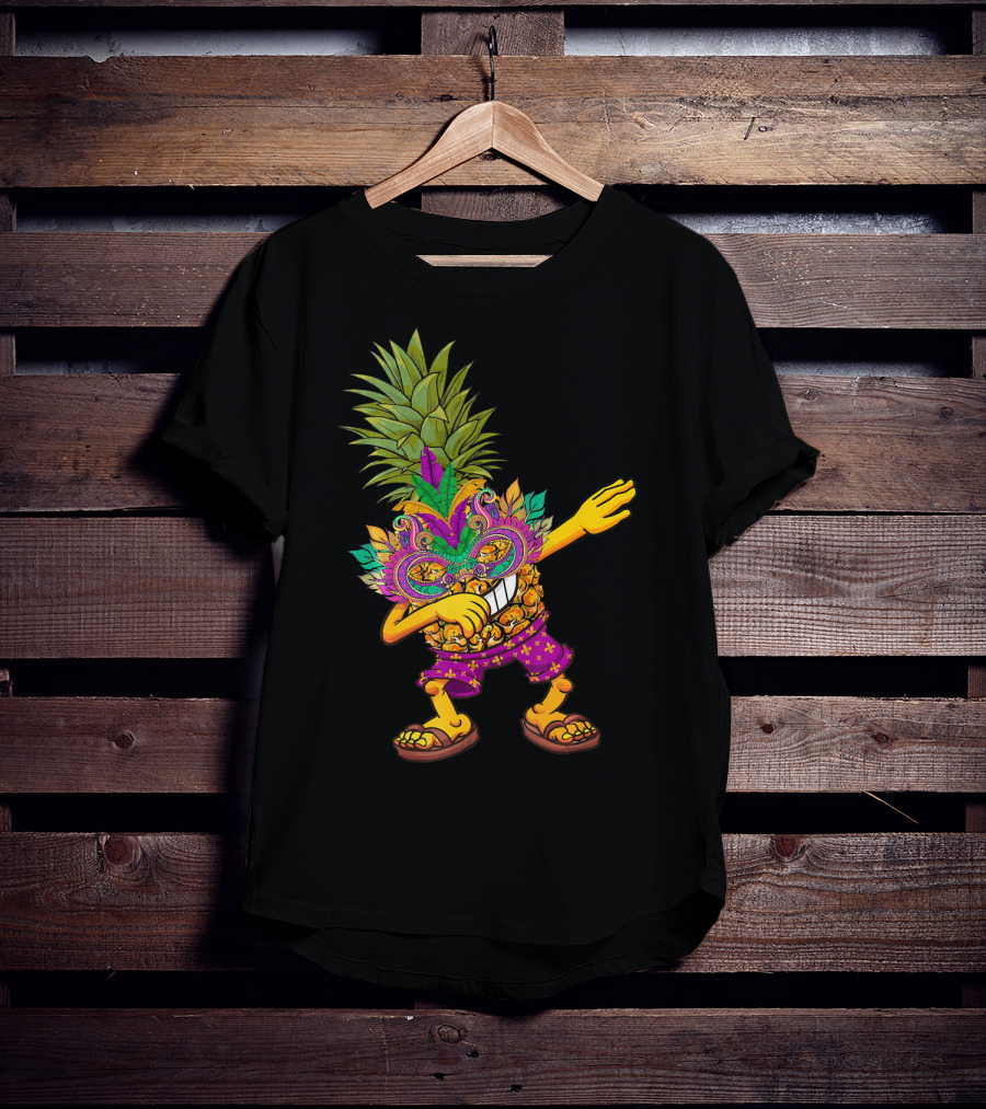 Funny Pineapple Wearing Mardi Gras Mask Dabbing Pose T-Shirt