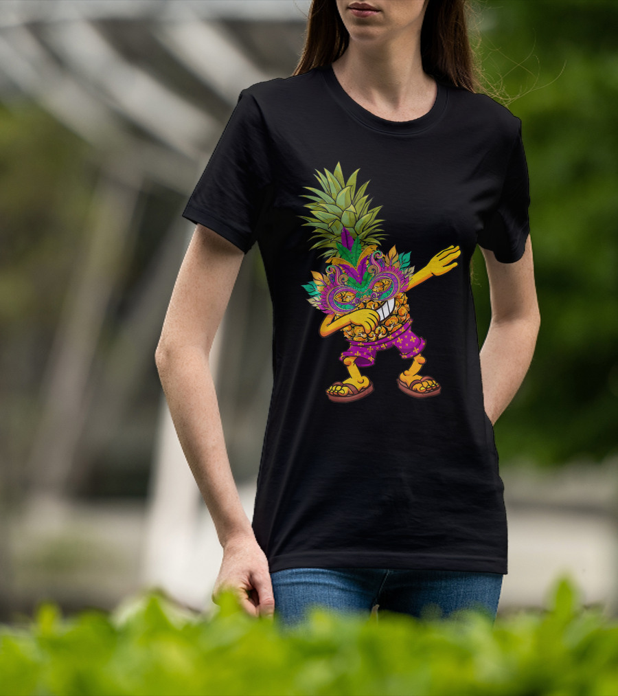 Funny Pineapple Wearing Mardi Gras Mask Dabbing Pose T-Shirt