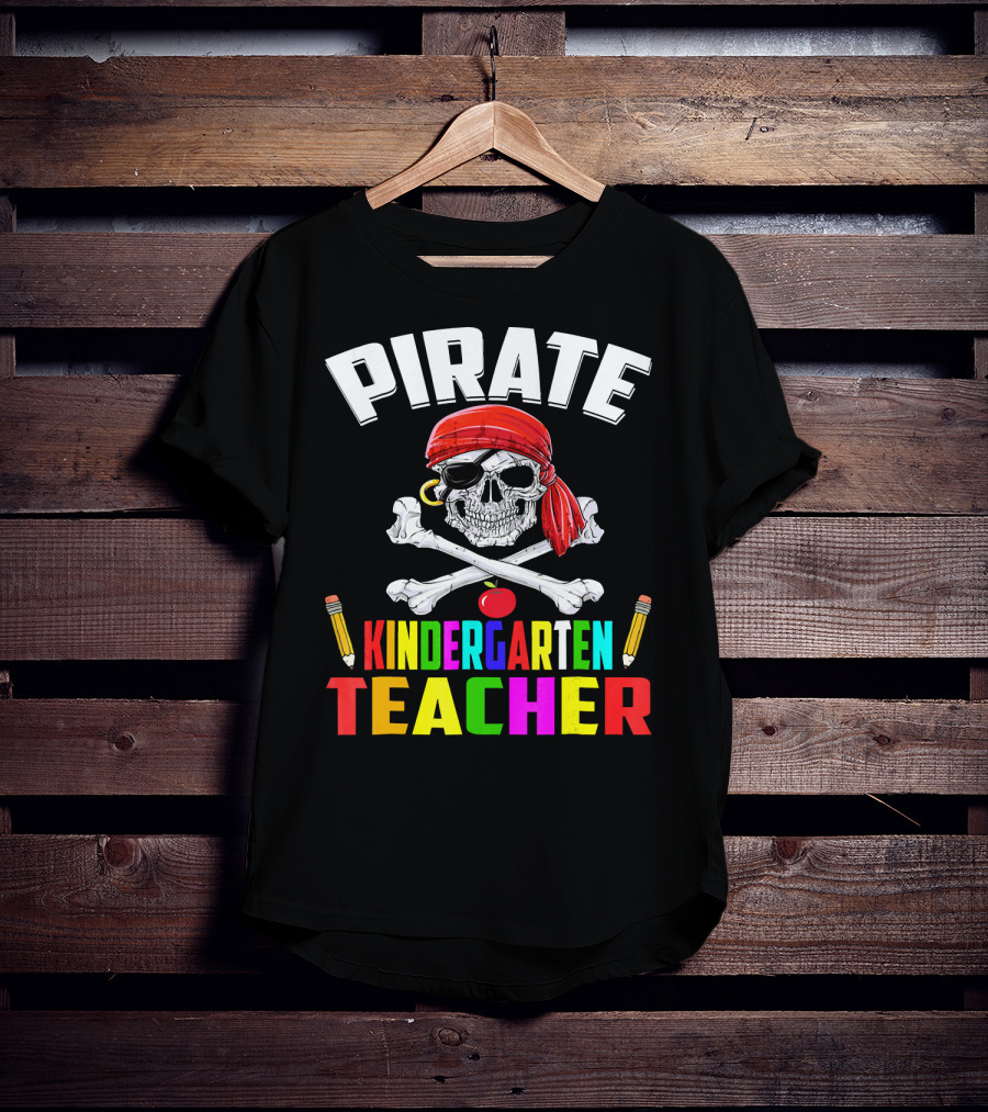 PIRATE KINDERGARTEN TEACHER Skull Crossbones Pencils Apple T-Shirt