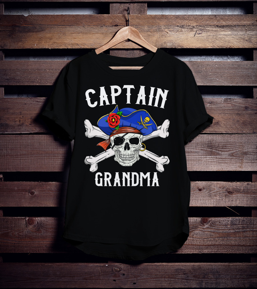 Captain Grandma Funny Pirate Skull Crossbones T-Shirt