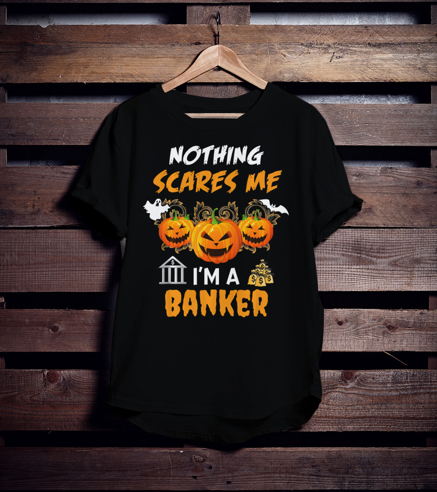 Nothing Scares Me I'm A Banker Funny Halloween Pumpkins Ghost Bat Money T-Shirt