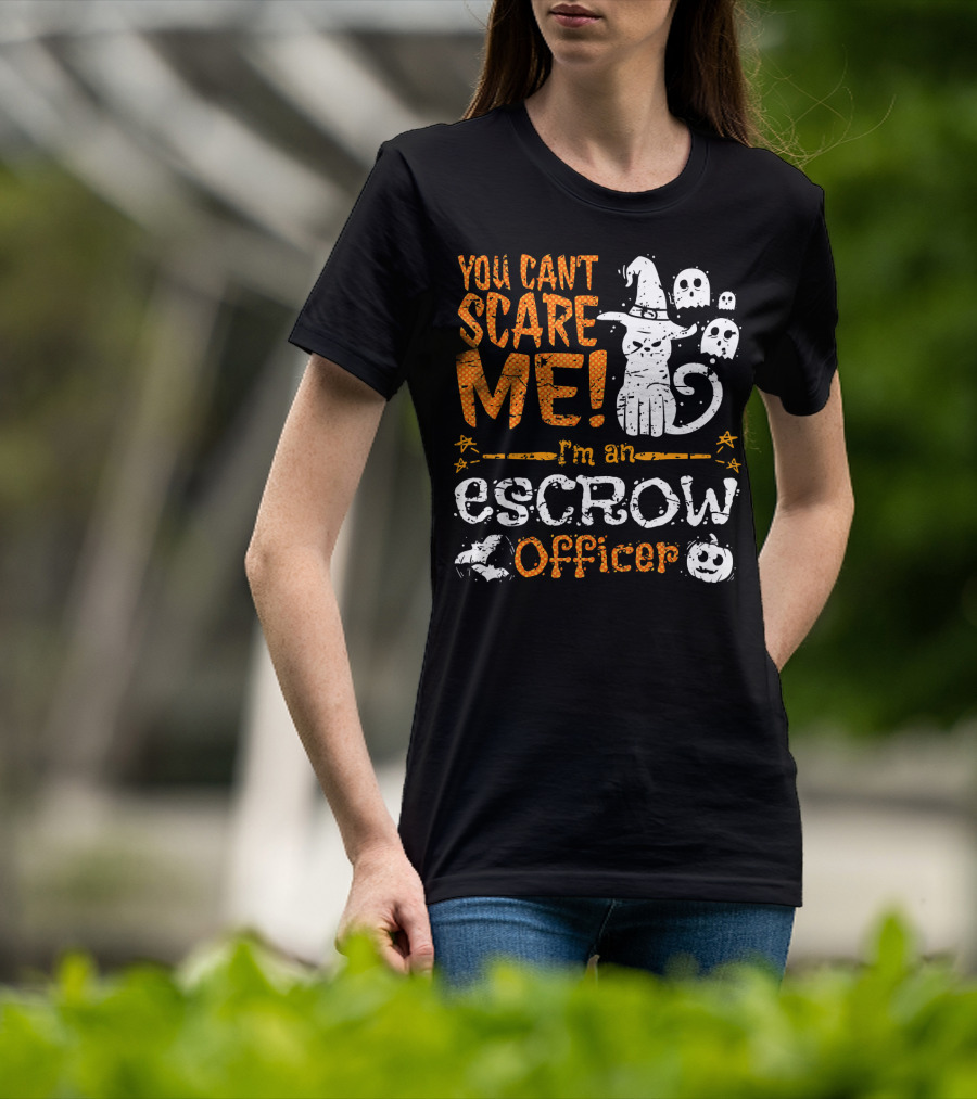 You Can't Scare Me I'm An Escrow Officer Halloween Cat Ghosts Pumpkin T-Shirt