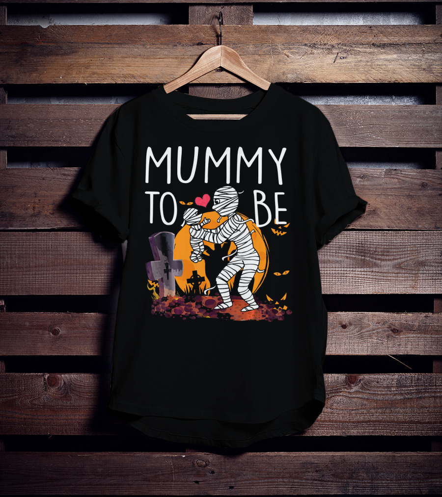 Mummy To Be Halloween Mummy Scene With Graveyard And Heart T-Shirt