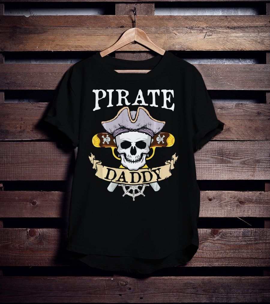 PIRATE DADDY Skull With Pirate Hat And Crossed Pistols Halloween T-Shirt