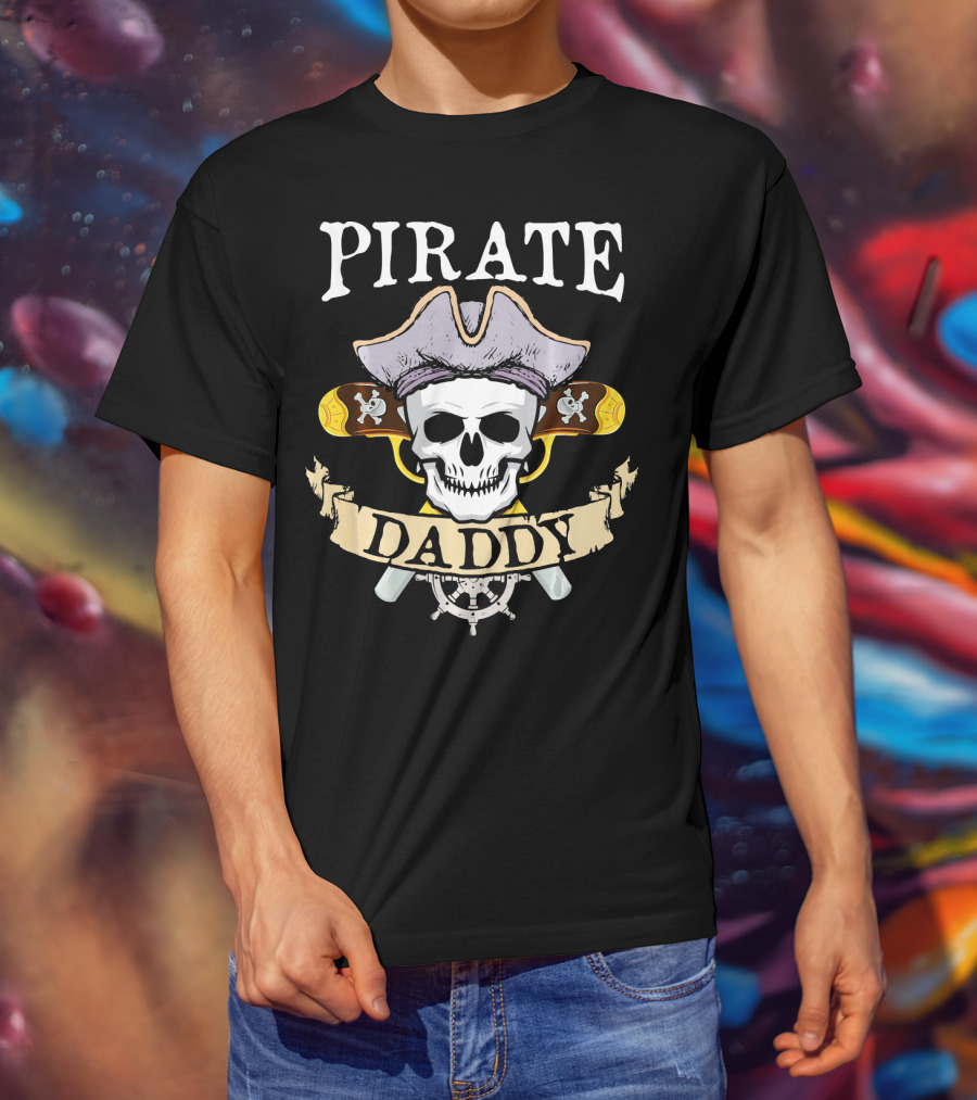 PIRATE DADDY Skull With Pirate Hat And Crossed Pistols Halloween T-Shirt