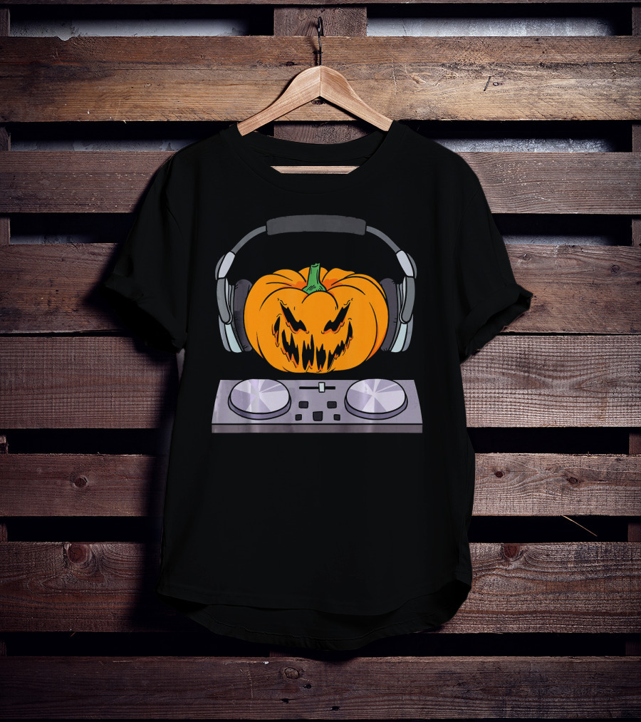 Halloween Scary Pumpkin DJ Music Turntable With Headphones T-Shirt