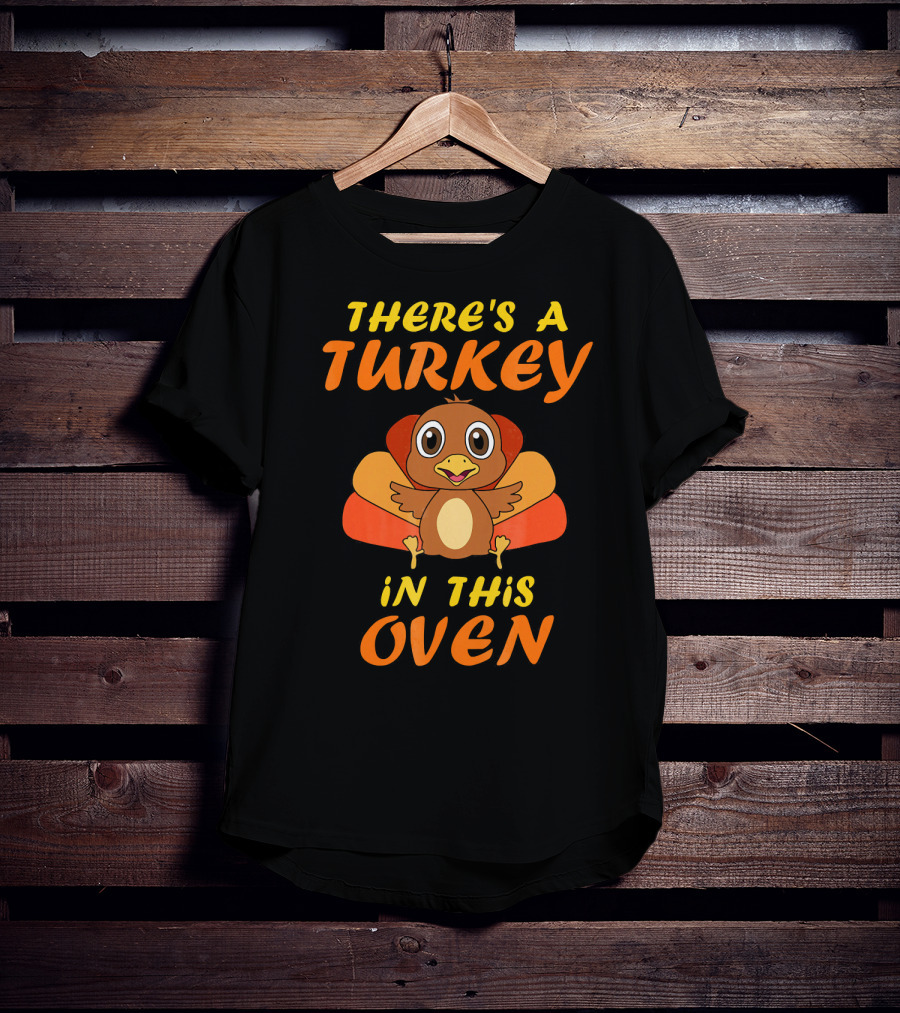 Thanksgiving Couples Pregnancy Announcement There's A Turkey In This Oven T-Shirt