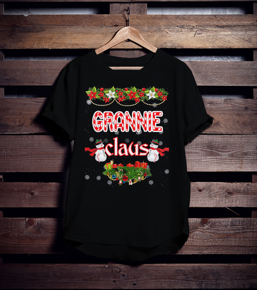 Grannie Claus Christmas Holly Snowflakes Snowmen Garland T-Shirt