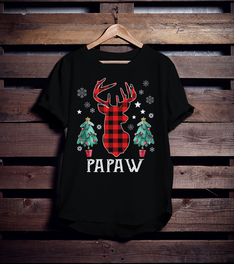 Papaw Plaid Reindeer Christmas Trees And Snowflakes Family Fun T-Shirt