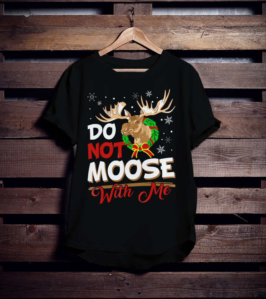Do Not Moose With Me Funny Christmas Moose Wreath Snowflakes T-Shirt