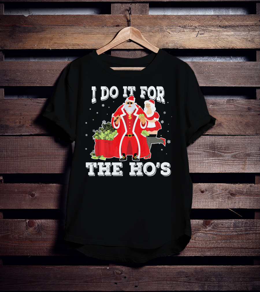 I Do It For The Ho's Santa With Money Bag And Mrs. Claus T-Shirt