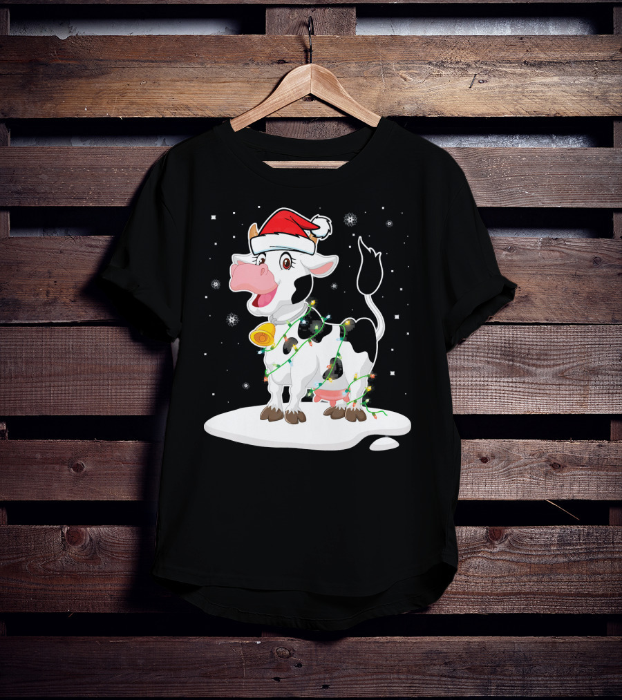 Lovely Cow Santa Xmas Lights On Snowy Tree Scene T-Shirt