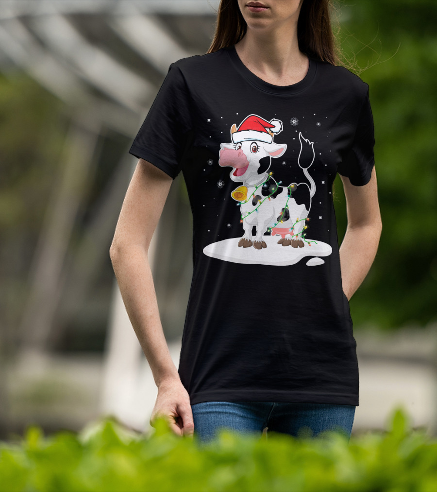 Lovely Cow Santa Xmas Lights On Snowy Tree Scene T-Shirt