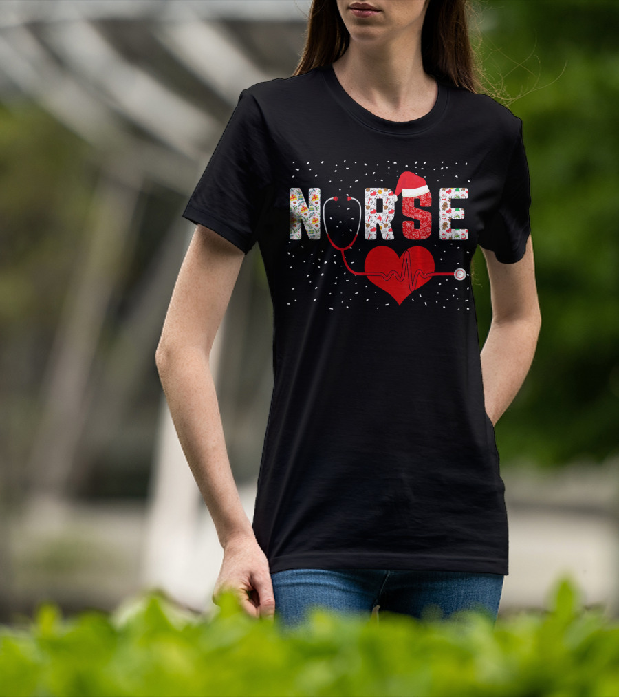 Nurse Christmas Heart Stethoscope Snowflakes Santa Hat T-Shirt