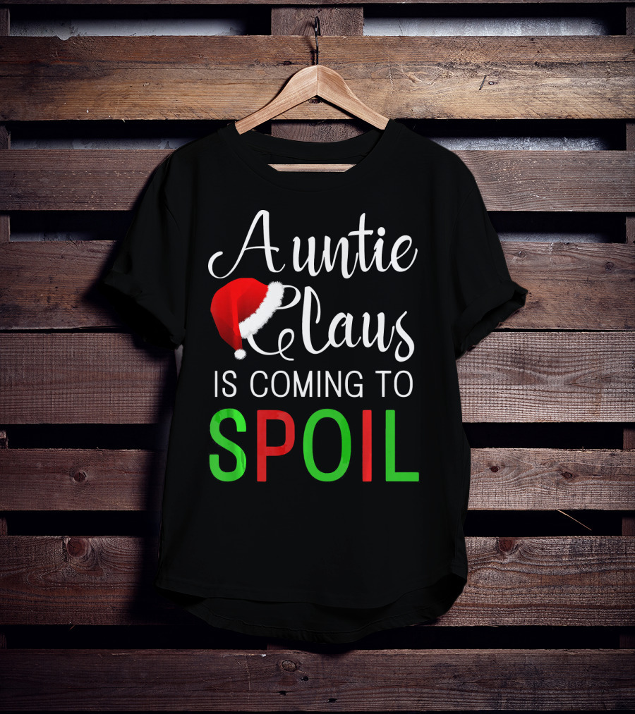Auntie Claus Is Coming To Spoil Santa Hat Holiday Fun T-Shirt