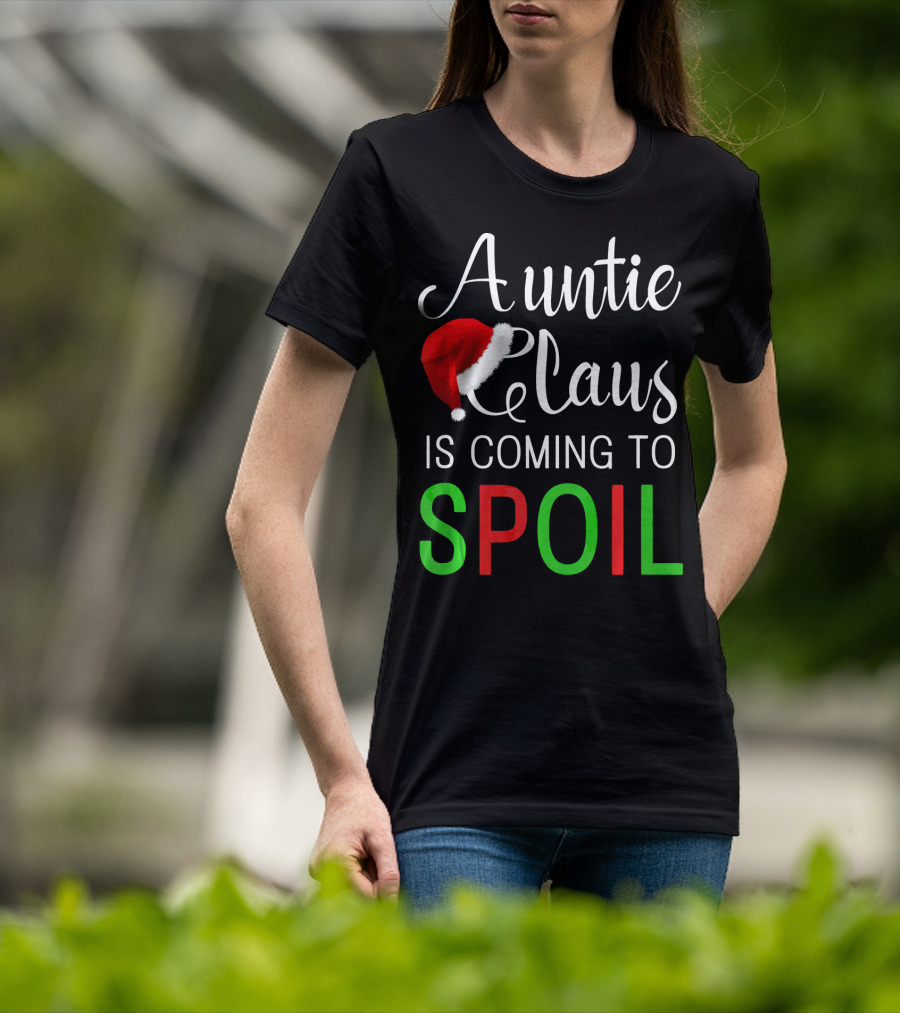 Auntie Claus Is Coming To Spoil Santa Hat Holiday Fun T-Shirt