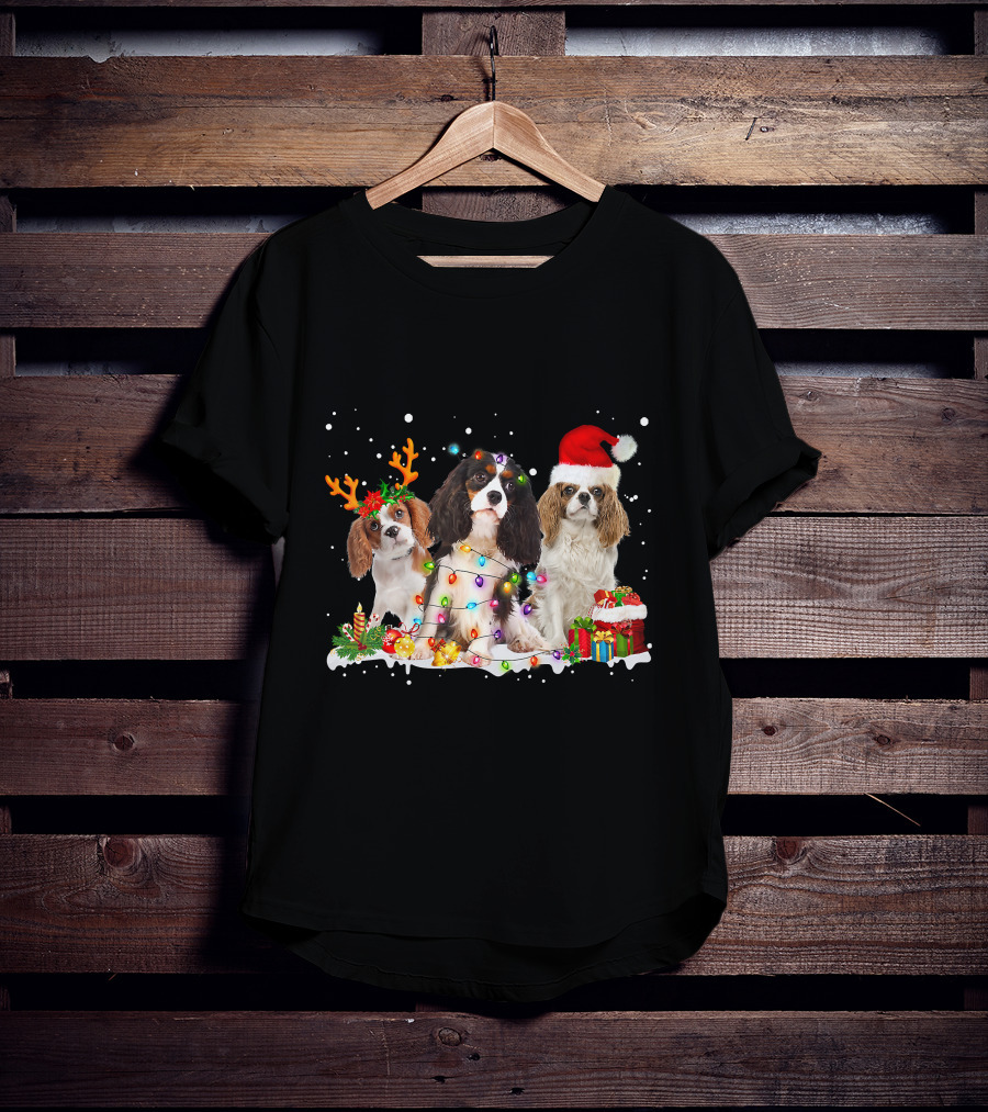 Cavalier King Charles Spaniel Festive Christmas Lights And Santa Hat Snow Scene T-Shirt