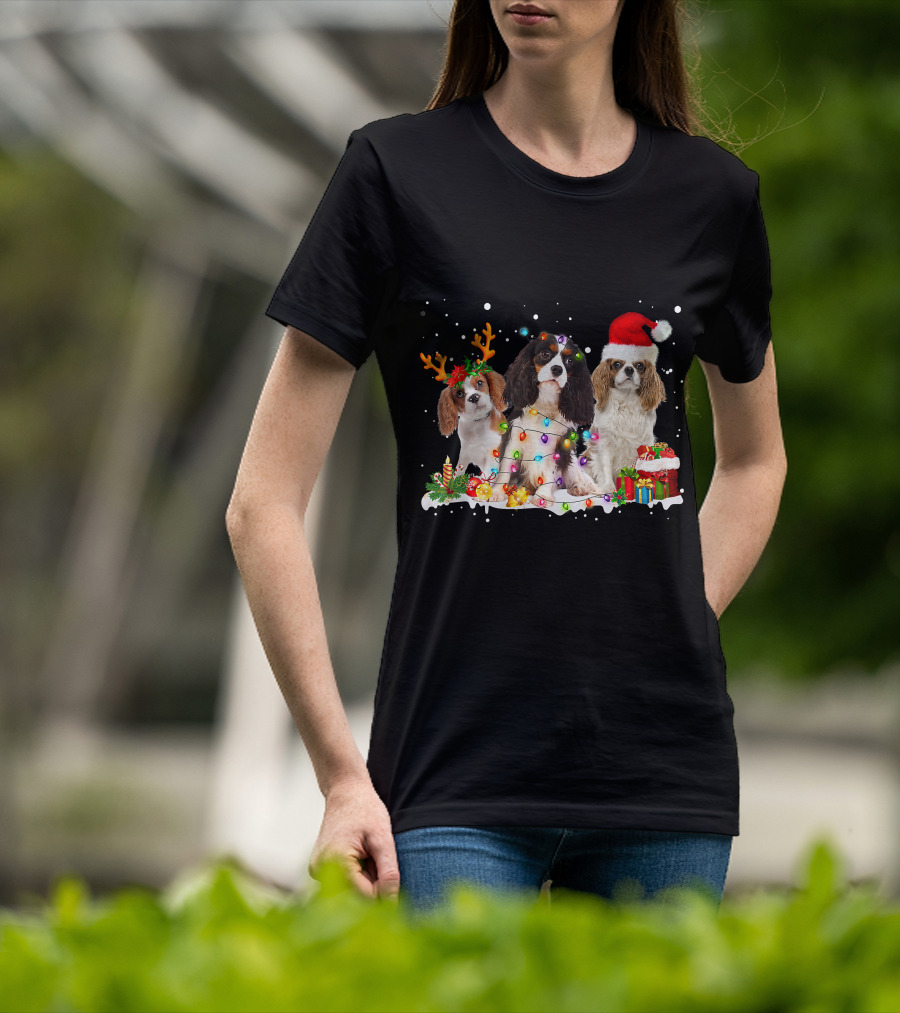 Cavalier King Charles Spaniel Festive Christmas Lights And Santa Hat Snow Scene T-Shirt