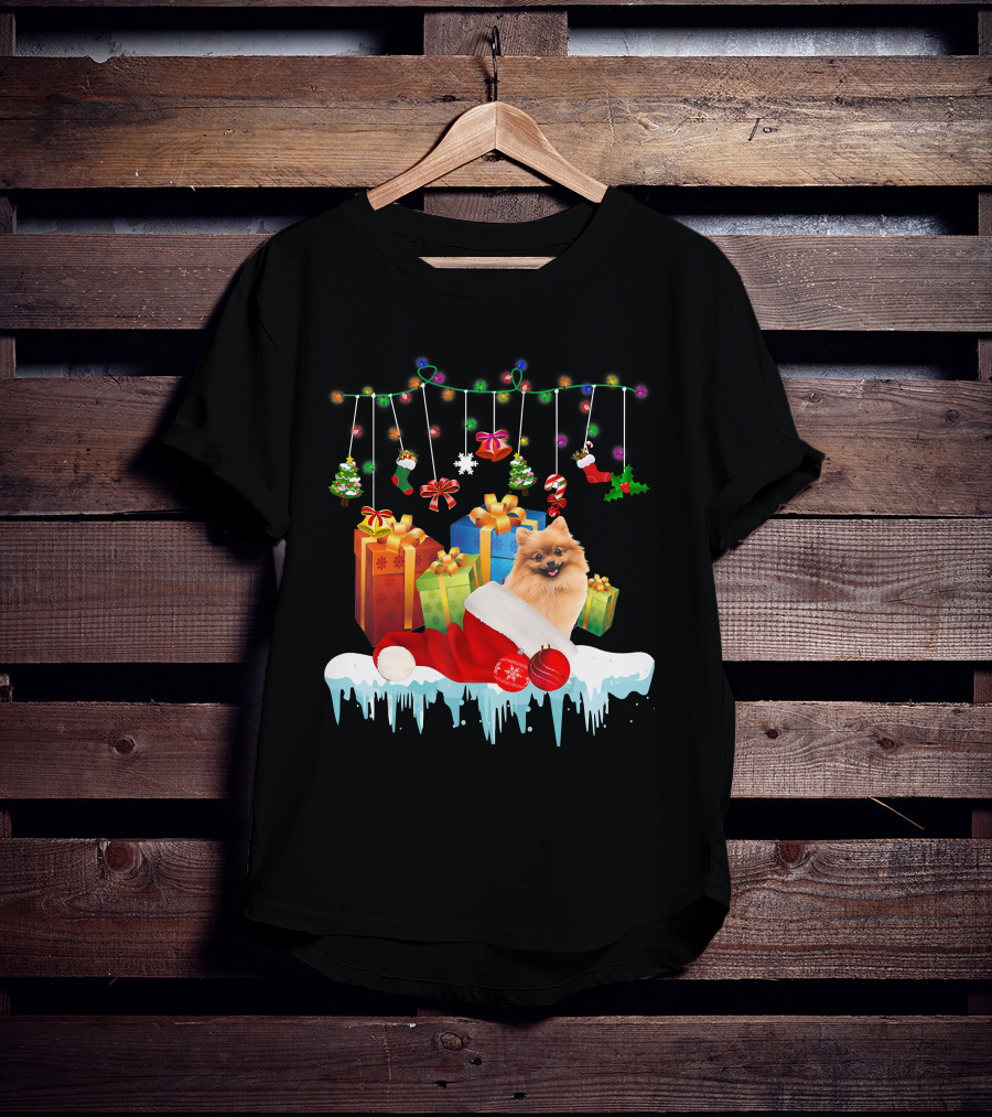 Pomeranian Santa Hat Surrounded By Christmas Gifts And Fairy Lights T-Shirt