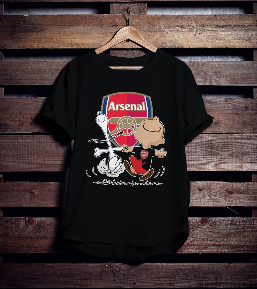Arsenal Football Club Snoopy Charlie Brown Dancing Badge T-Shirt